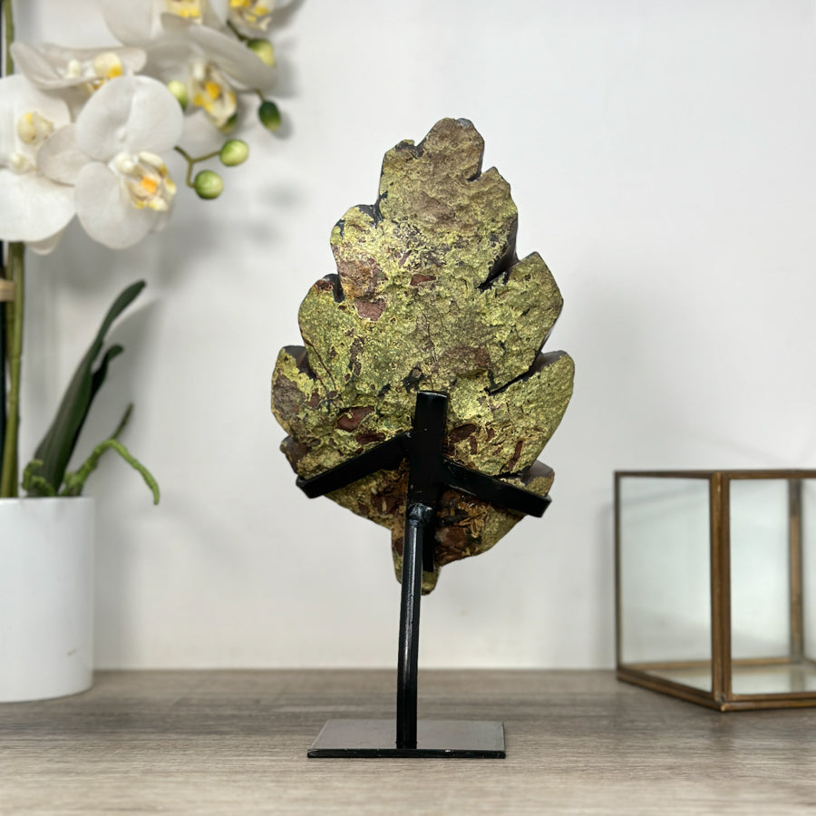 Natural Agate Stone Leaf Carving with Rar Quartz Formation - MWS2497