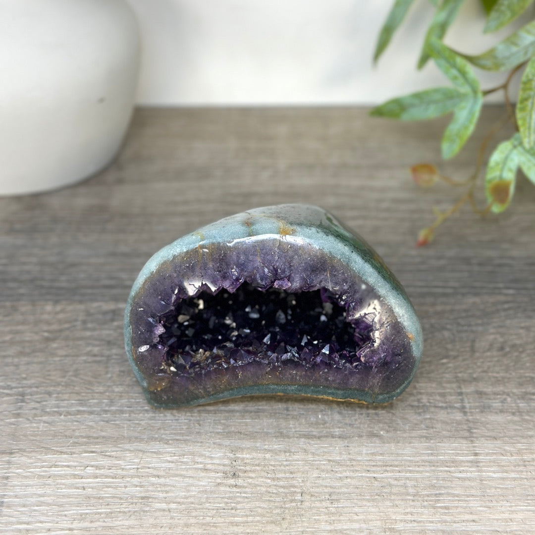 Uruguayan Amethyst geode with Jasper Shell - STGE0073
